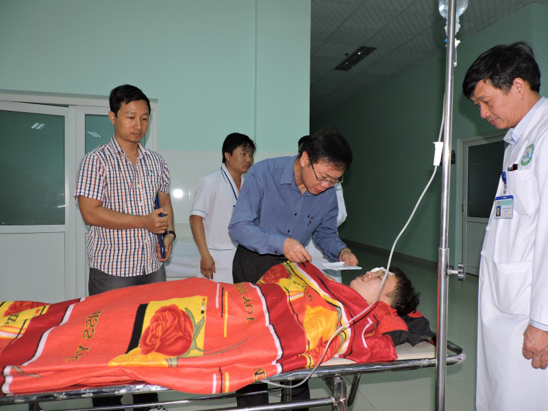  Ban ATGT tỉnh Kon Tum thăm nạn nhân lật xe khách đèo Lò Xo